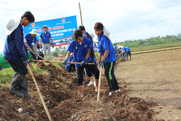 Đoàn viên thanh niên huyện Buôn Đôn tham gia nạo vét kênh mương.