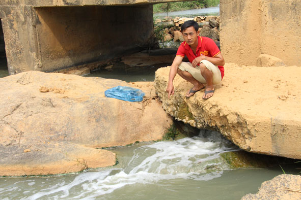 Nước suối đổi thành màu đen, nổi bọt và bốc mùi hôi.