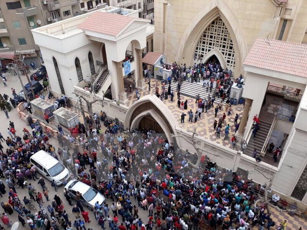 Người dân tập trung trước Nhà Thờ sau vụ đánh bom bên trong một nhà thờ ở thành phố Tanta, thuộc vùng châu thổ sông Nile của Ai Cập. (Ảnh: EPA/TTXVN)