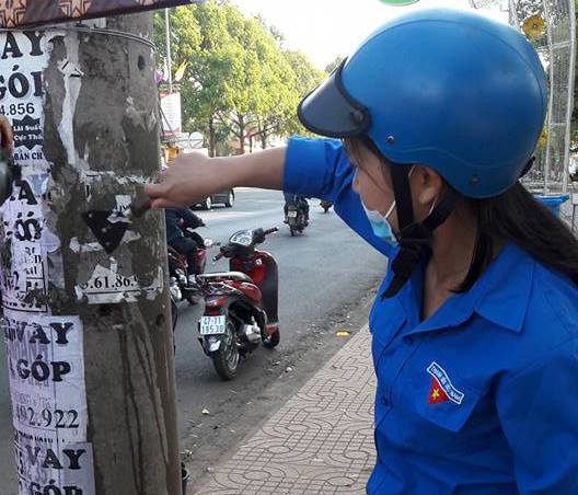 Đoàn viên thanh niên phường Tự An (TP. Buôn Ma Thuột) xóa quảng cáo rao vặt trái phép