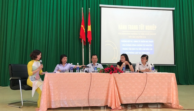 Các đại biểu tham gia chương trình 