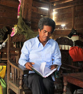 Ông Y KRang Bu Dơng - buôn trưởng ưu tú của dân làng.