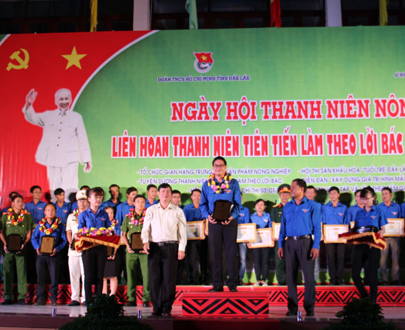 Đại diện Tỉnh Đoàn tặng  Bằng khen cho các  cá nhân có thành tích tiêu biểu trong việc học tập  và làm theo lời Bác. (Ảnh do Tỉnh Đoàn cung cấp)