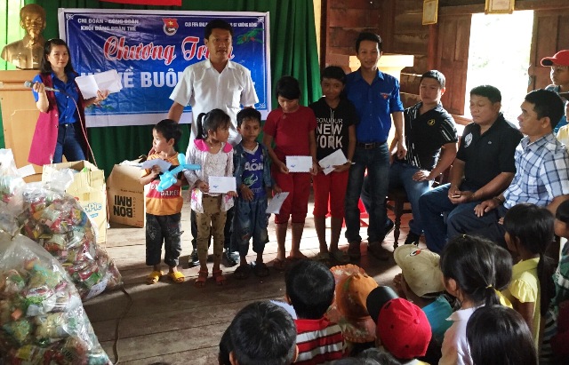 Ban tổ chức trao quà cho các em thiếu nhi tại buôn Cư Mil.