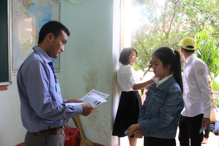 Giám thị coi thi kiểm tra các giấy tờ của thí sinh trước khi vào phòng thi. 