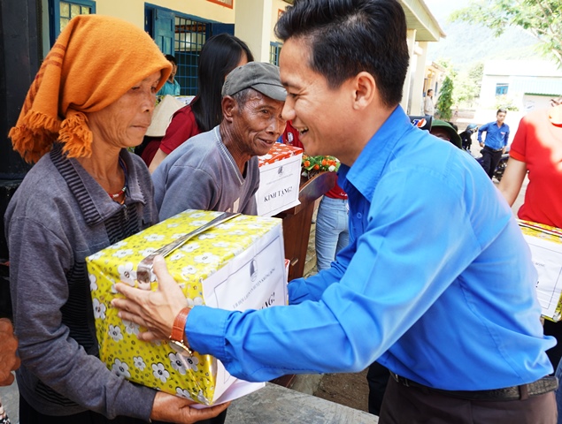 Phó Bí thư thường trực Tỉnh Đoàn, Chủ tịch Hội LHTNVN tỉnh Võ Văn Dũng trao quà cho các hộ gia đình chính sách. 