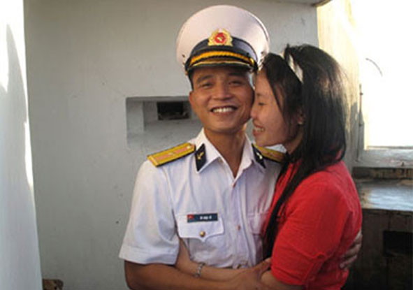 Vợ chồng anh Vỹ - chị Lương gặp nhau ở đảo Đá Đông. Ảnh: T. Hương