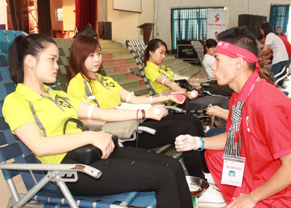 Tình nguyện viên Chương trình Hành trình đỏ tư vấn về bệnh tan máu bẩm sinh  tại Ngày hội hiến máu “Giọt hồng Tây Nguyên”.