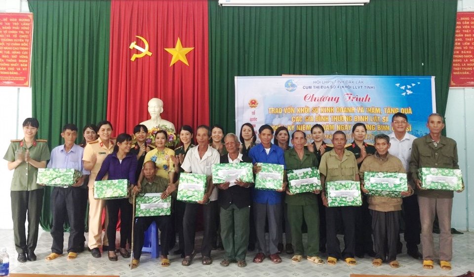 Đại diện Cụm thi đua số 4 tặn quà các gia đình chính sách