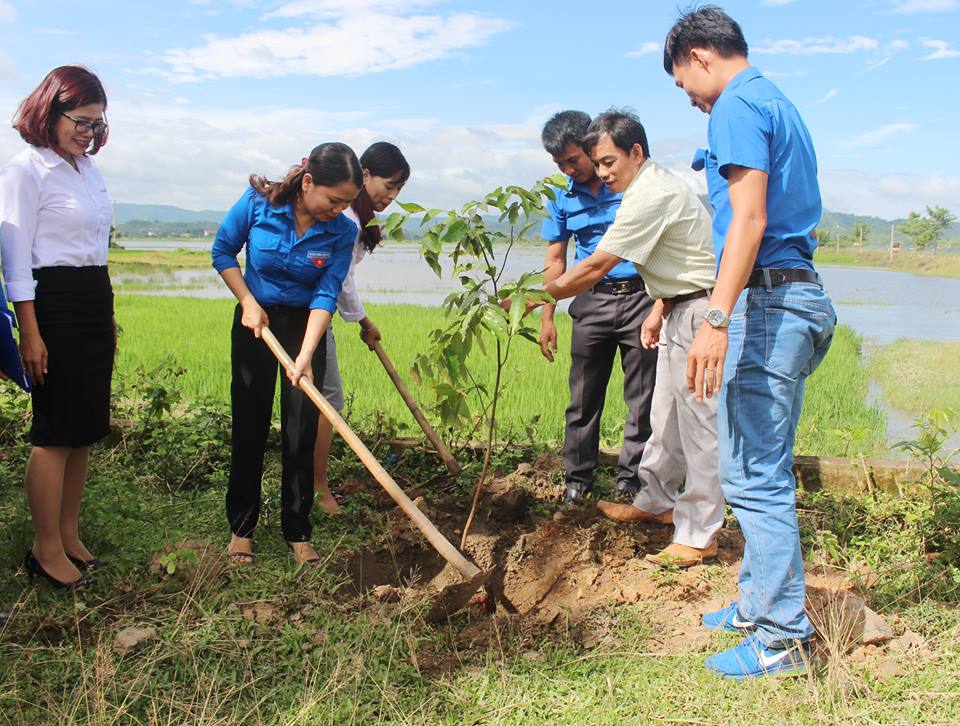 Các địa biểu trồng cây xung quanh khu vực nhà cộng đồng