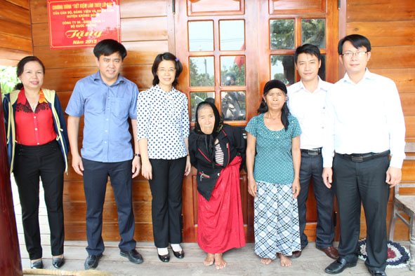 Đồng chí Huỳnh Thị Chiến Hòa, Trưởng Ban Tuyên giáo Tỉnh ủy (thứ 3 từ trái sang) cùng lãnh đạo huyện Krông Bông đến thăm và tặng quà gia đình Anh hùng liệt sỹ Y Ơn Niê ở buôn Đắk Tuôr, xã Cư Pui. Ảnh: Gia Kiệt