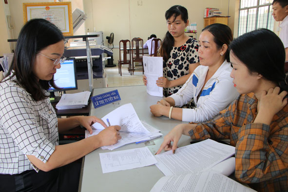 Cán bộ Phòng Công chứng số 1, Sở Tư pháp thực hiện thủ tục công chứng cho khách hàng.   Ảnh: Nguyễn Gia