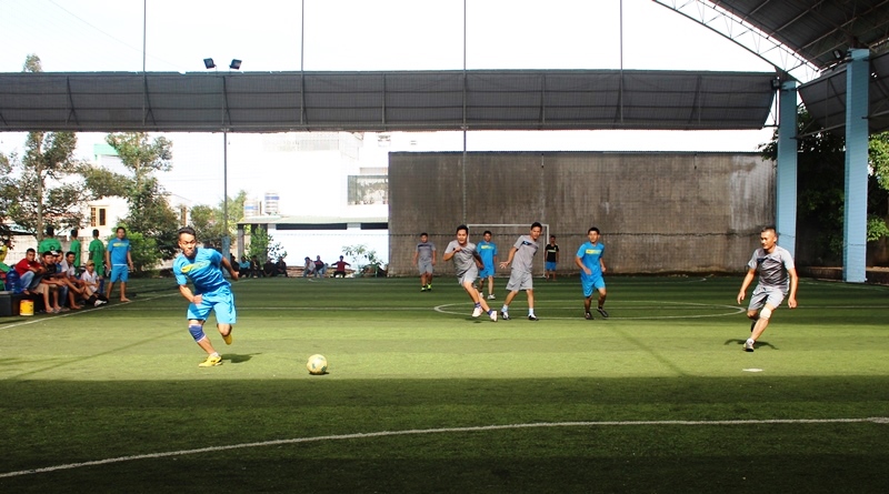 Một pha tranh bóng trong trận đấu mở màn giữa Chi hội Sở Giao thông - Vận tải (áo đỏ) và Chi hội Sở Kế hoạch và Đầu tư