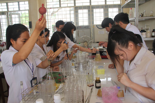 Sinh viên Y khoa Trường Đại học Tây Nguyên trong giờ thực hành.