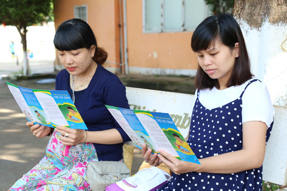 Các bà mẹ trao đổi kinh nghiệm, giúp nhau thực hiện tốt việc nuôi con bằng sữa mẹ.