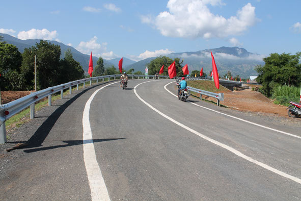 Cầu Krông Kmar (huyện Krông Bông) thuộc Dự án tái xây dựng 41 cầu giao thông nông thôn tại miền Trung và Tây Nguyên do Nhật Bản đầu tư. Ảnh: H. Tuyết