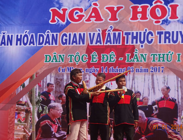 Các nghệ nhân biểu diễn hát ayray tại Ngày hội văn hóa dân gian và ẩm thực truyền thống dân tộc Êđê năm 2017.