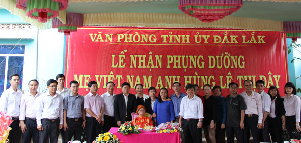 Văn phòng Tỉnh ủy nhận phụng dưỡng Mẹ Việt Nam Anh hùng Lê Thị Đây (xã Ea Bông, huyện Krông Ana) từ tháng 1-2017.