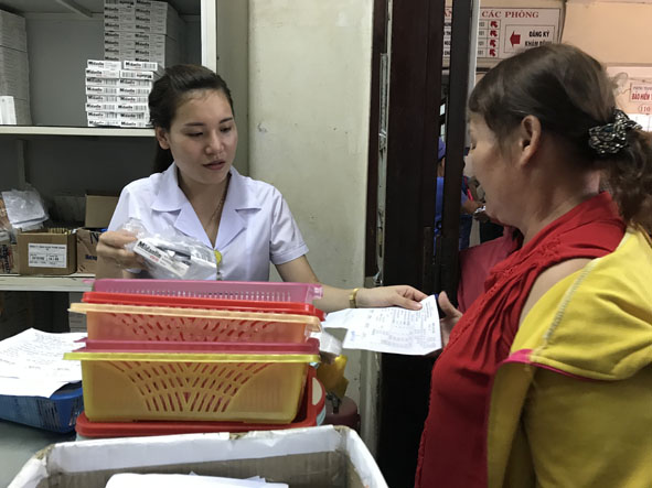 Bệnh nhân đang nhận thuốc bảo hiểm y tế tại Bệnh viện Đa khoa tỉnh.