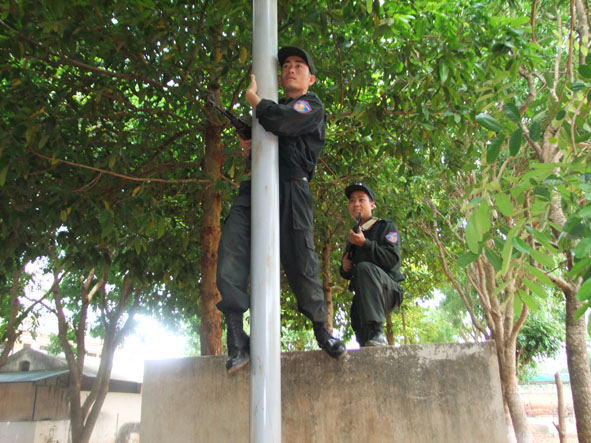 Cảnh sát Đặc nhiệm - Công an tỉnh luyện tập vượt chướng ngại vật, tiếp cận mục tiêu.