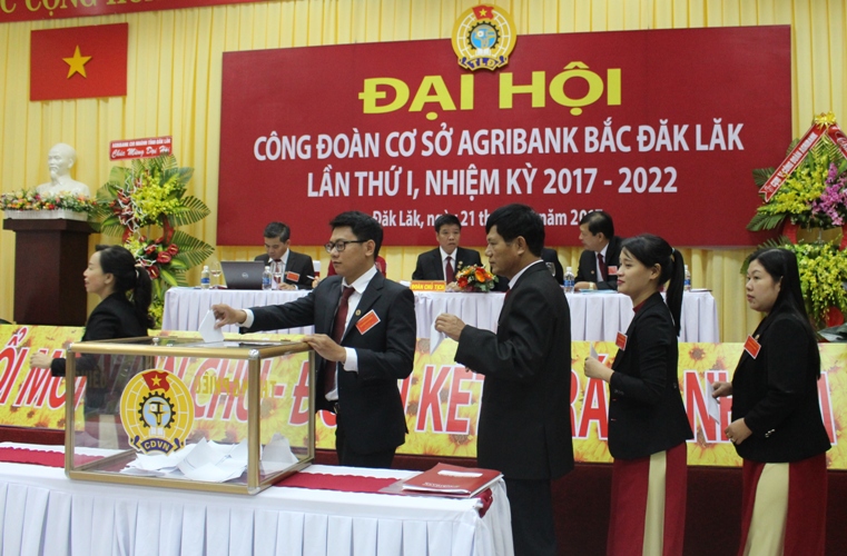 Các đại biểu bỏ phiếu bầu Ban Chấp hành Công đoàn Cơ sở Agribank Bắc Đắk Lắk.