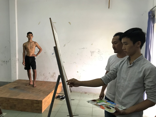 Một giờ thực hành của sinh viên ngành cao đẳng Mỹ thuật.