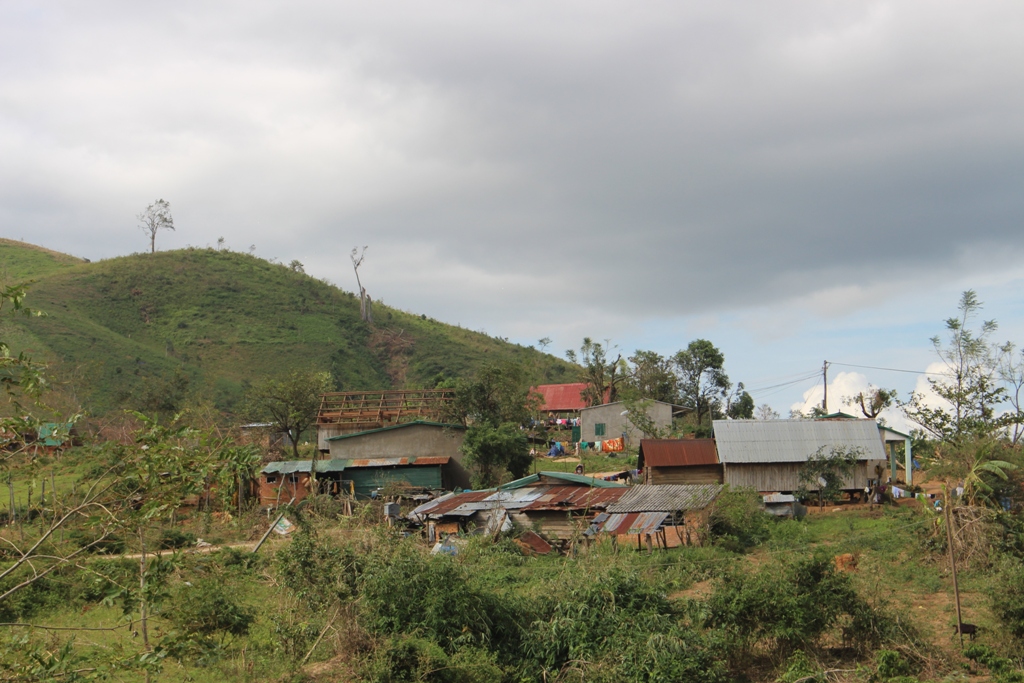 Tính đến chiều 12-11, nhiều gia đình ở xã Yang Mao vẫn bị 