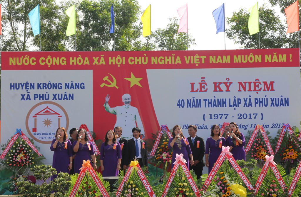 Tiết mục văn nghệ của những thanh niên xung phong từ TP. Huế tiên phong đi kinh tế mới vào Phú Xuân