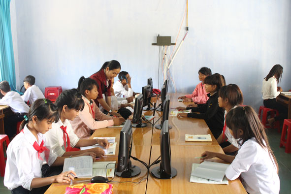 Tiết học môn  tin học của  học sinh Trường PTDTBT THCS  Phan Bội Châu.    