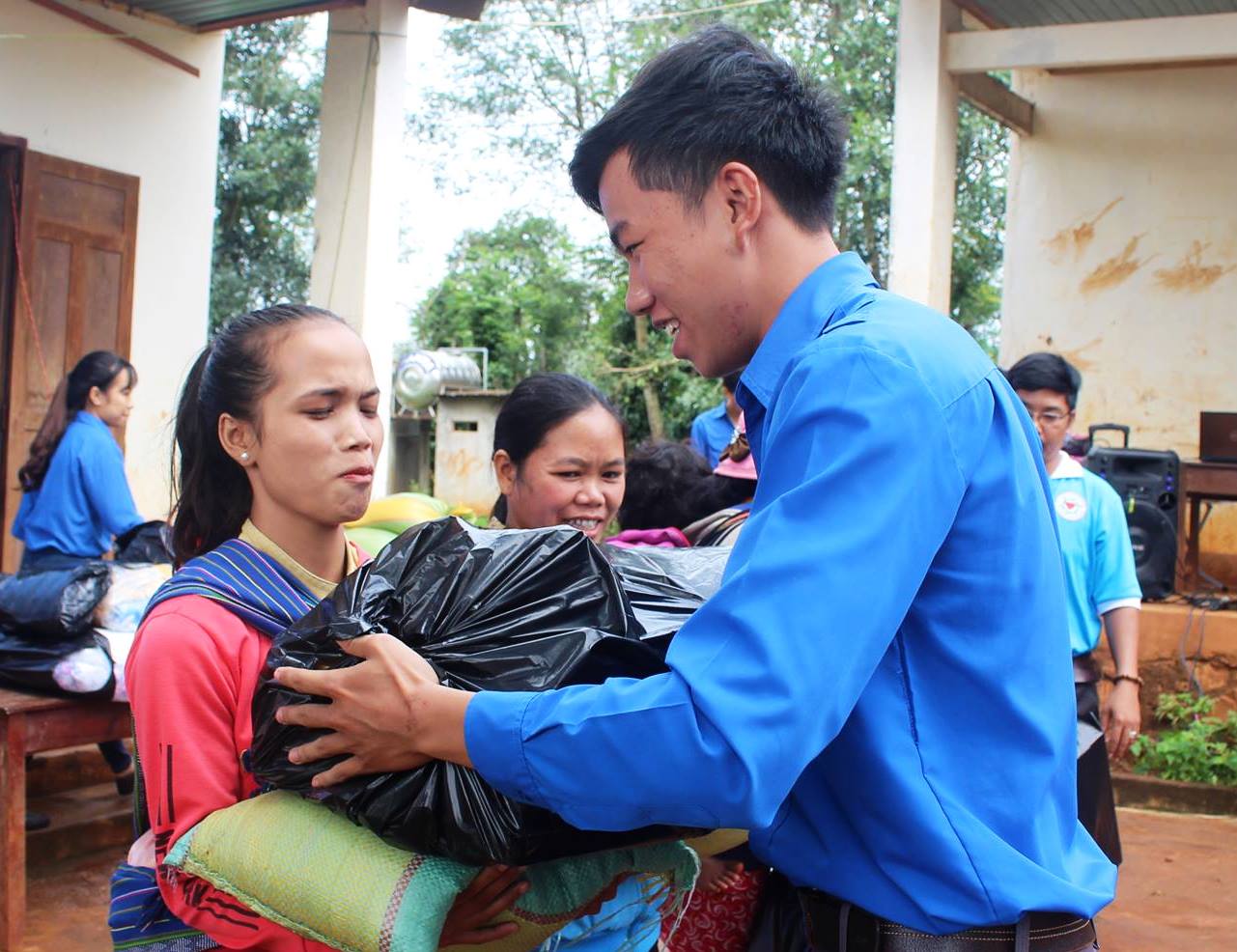 Đại diện Đội Công tác xã hội tỉnh tặng quà cho các gia đình có hoàn cảnh khó khăn