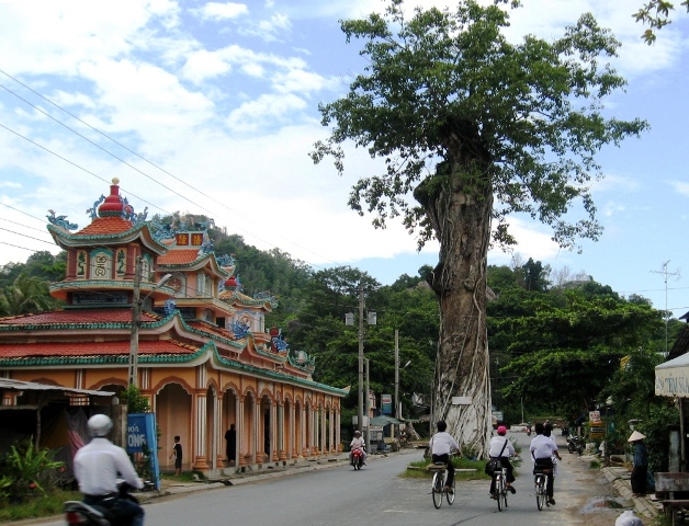 Đường lên núi Tượng.