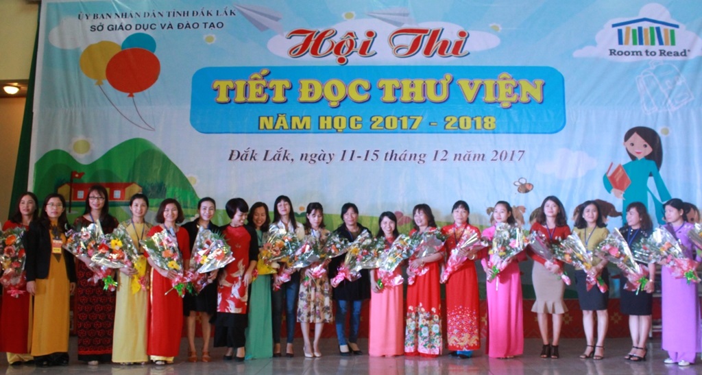 Tặng hoa cho các giáo viên tham dự Hội thi.