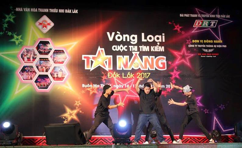 Nhóm thí sinh đến từ TP. Buôn Ma Thuột với tiết mục nhảy hiện đại