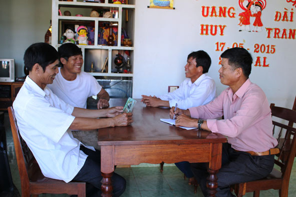 Thành viên CLB Người cha tốt của con (xã Bình Thuận, TX. Buôn Hồ) chia sẻ  kinh nghiệm nuôi dạy con.