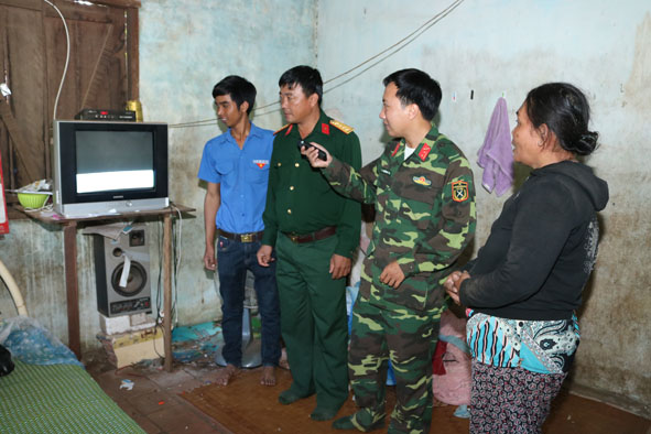 Cán bộ Đoàn KTQP 737 thăm hỏi chị Hiền trong ngôi nhà vừa dựng lại sau vụ cháy.