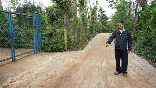 Đoạn đường vào thôn 6 (xã Hòa Thuận)  mới được bê tông khang trang. 