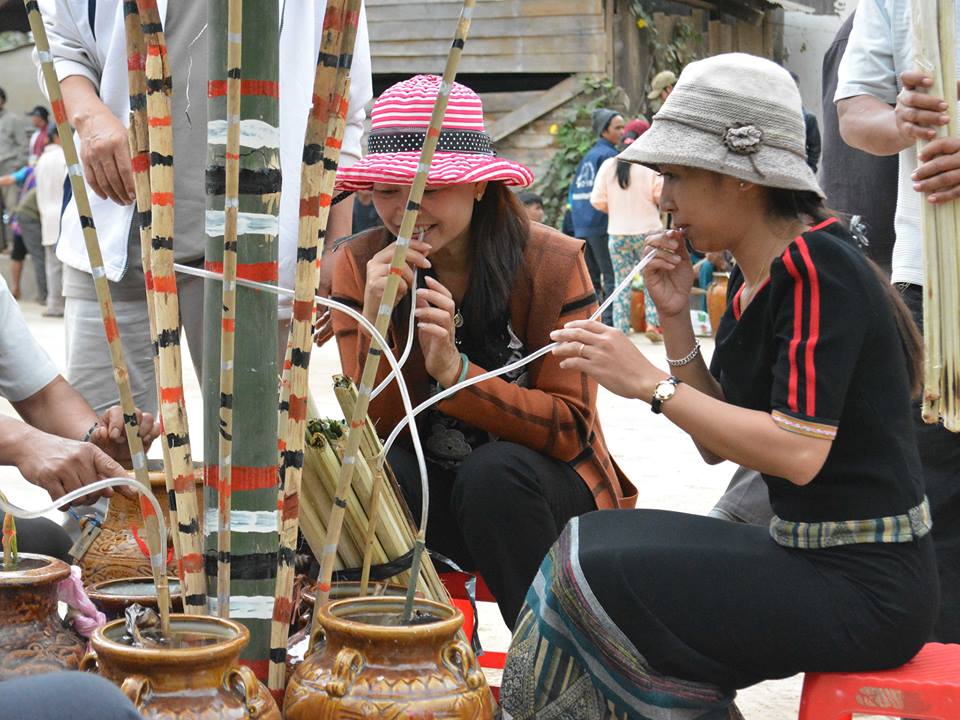 Sau khi lễ cúng xong dân làng cùng nhau uống rượu cần