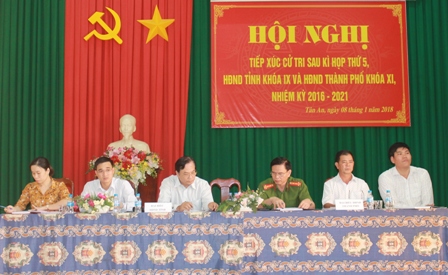 Phó Chủ tịch HĐND tỉnh Nguyễn Thanh Hiệp (người thứ 3 từ trái sang) và các đại biểu HĐND tỉnh, HĐND TP. Buôn Ma Thuột tiếp xúc cử tri tại phường Tân An và...