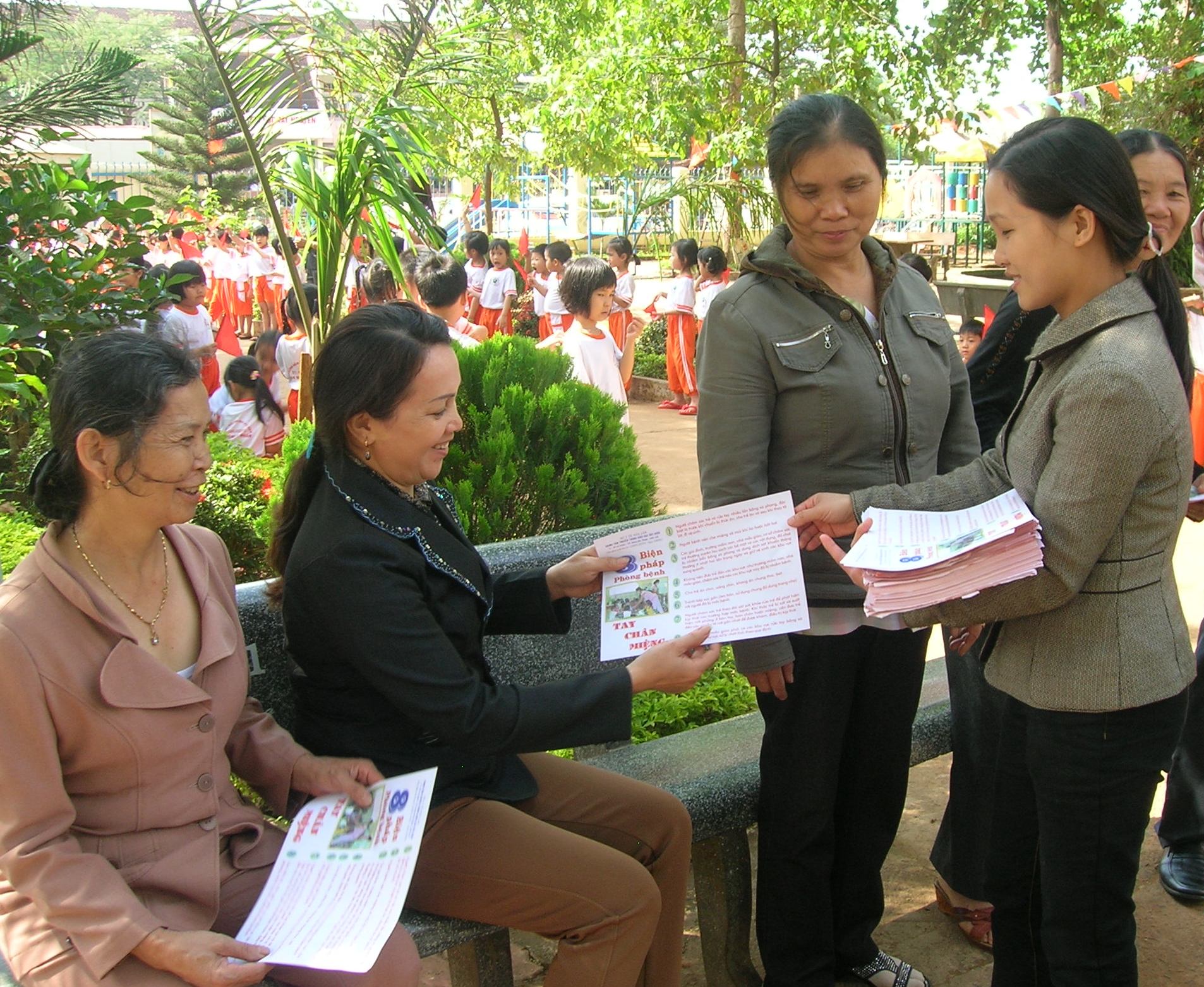 Cán bộ ngành Y tế phát tờ rơi về phòng, chống bệnh lây nhiễm tại một trường mầm non  trên địa bàn TP. Buôn Ma Thuột.  