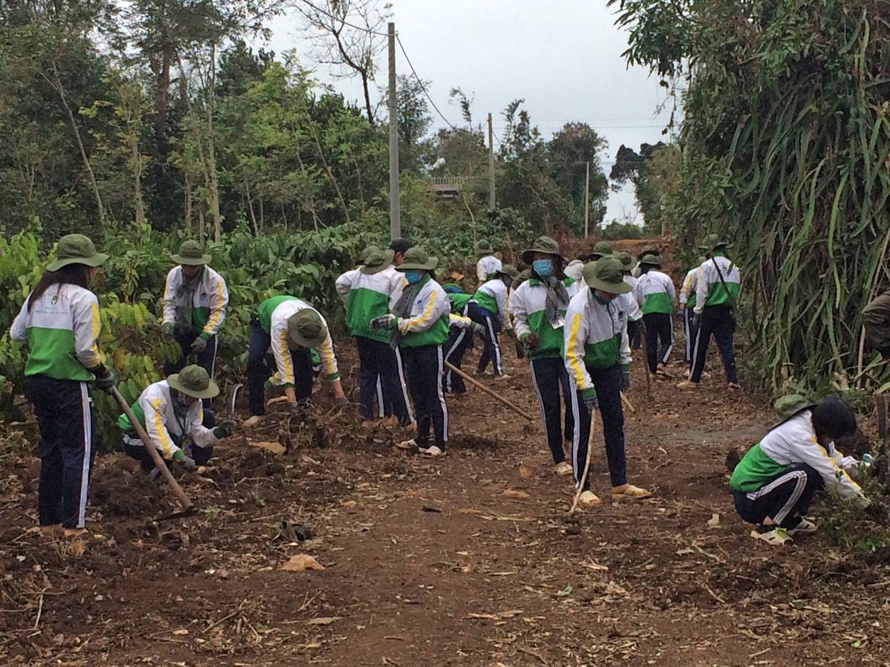 Tình nguyện viên tham gia tu sửa đường giao thông nông thôn