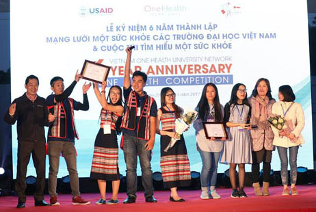 Huỳnh Lê Thái Bão (thứ tư, từ trái qua) cùng các bạn trong câu lạc bộ “Một sức khỏe” Tây Nguyên nhận giải thưởng tại Hà Nội.