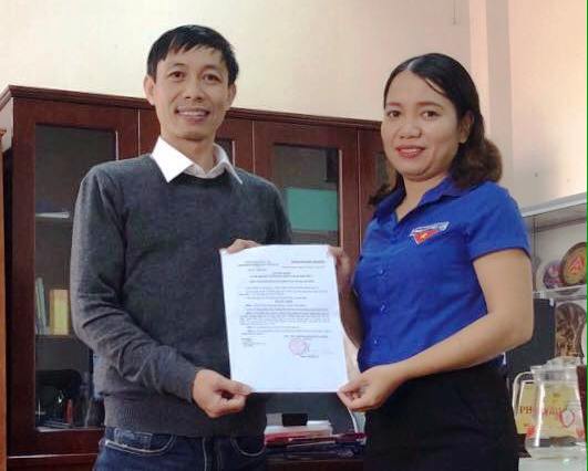 Bí thư Đoàn Khối các cơ quan tỉnh trao quyết định giải thể cho Chi đoàn Ban quản lý dự án thủy điện 5.