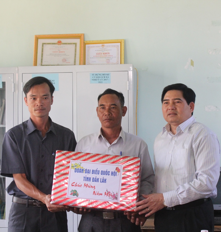 Đại diện đảng ủy, UBND xã Ea Rbin nhặn quà tết của Đoàn ĐBQH tỉnh