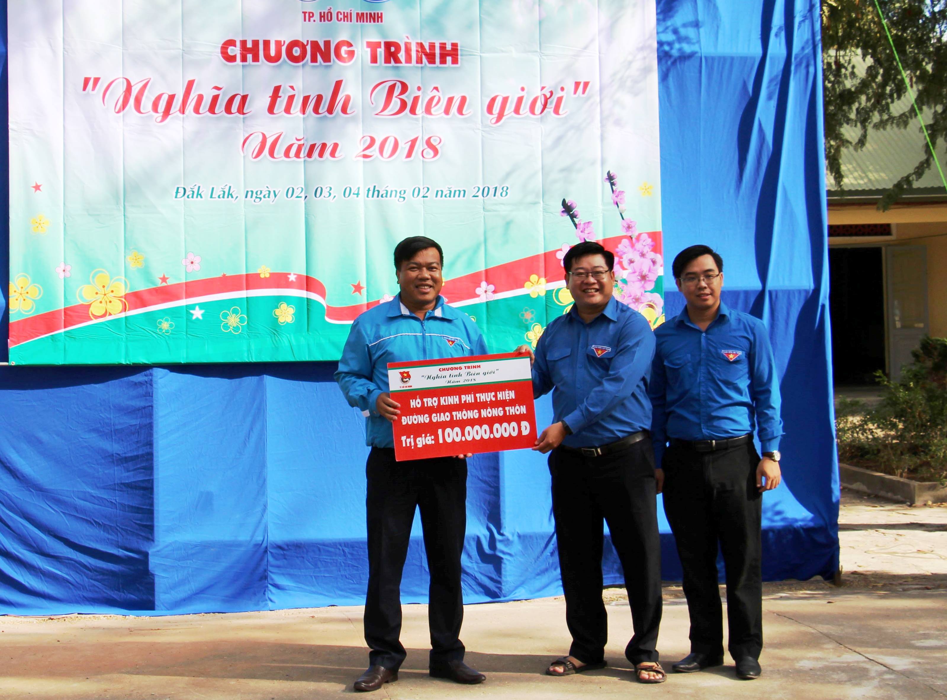 Hình 2: Thành đoàn Thành phố Hồ Chí Minh trao bẳng tượng trưng hỗ trợ kinh phí thực hiện đường giao thông nông thôn trị giá 100 triệu đồng