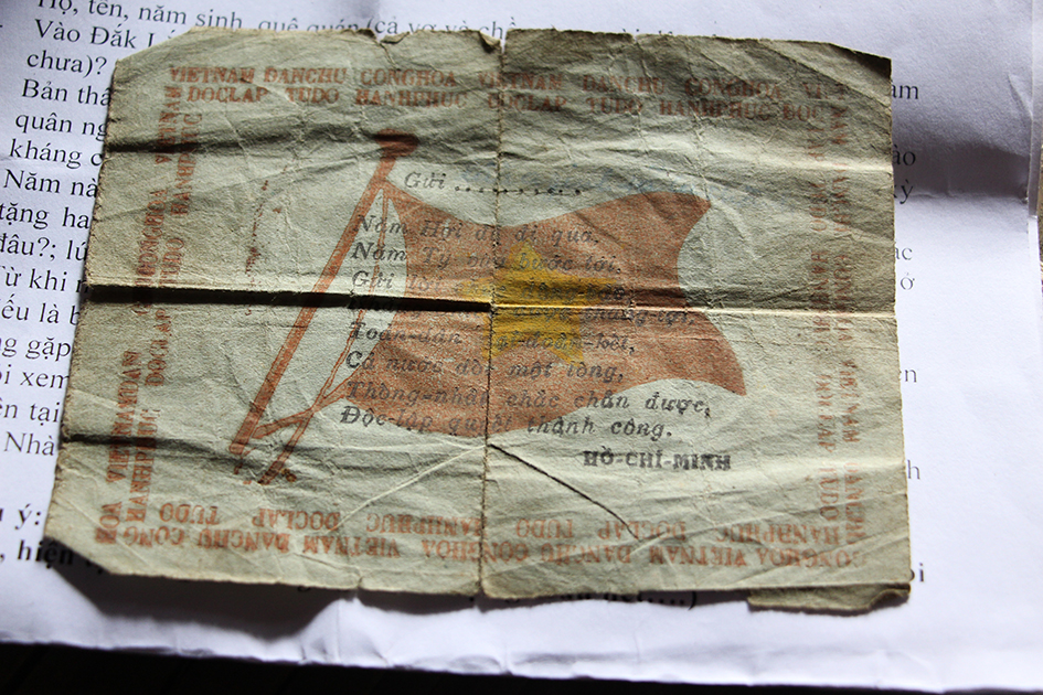 Ông Lầu A Dính (bên trái) với chiếc còi và bài thơ Bác Hồ tặng.