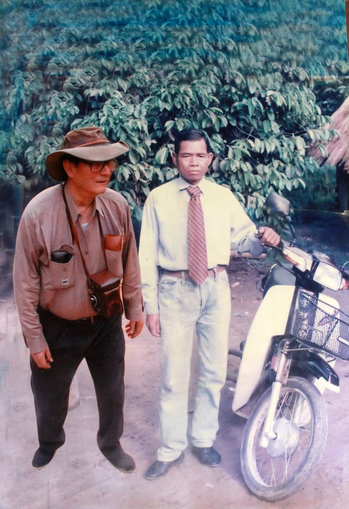 Tấm ảnh Yoo Condo (bìa trái) và già Y Văn Rơ Tung. 