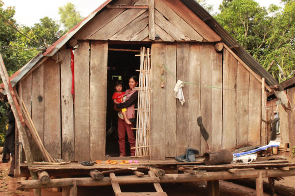 Nhiều căn nhà của các hộ dân ở buôn Trưng, xã Cư Bông vẫn đang là nhà tạm. 