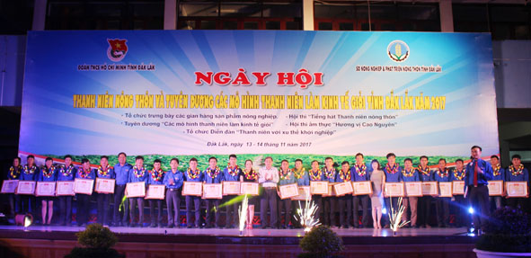 Thanh niên nông thôn làm kinh tế giỏi đươc tuyên dương tại Ngày hôi Thanh niên nông thôn năm 2017.