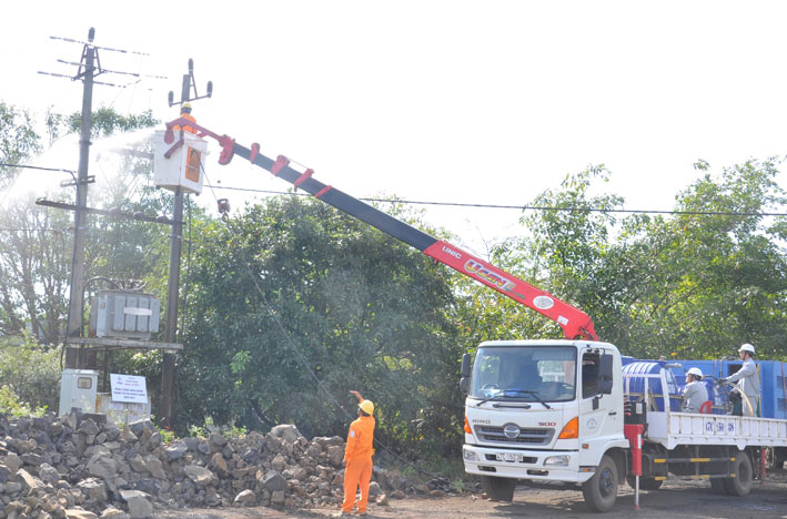 Đội Hotline làm vệ sinh máy biến áp tại Khu Công nghiệp Hòa Phú.