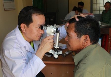 ... khám các bệnh về mắt cho người dân xã Ya Tờ Mốt. 
